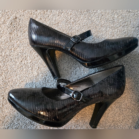 Sofft Black Textured Heels - Picture 1 of 7